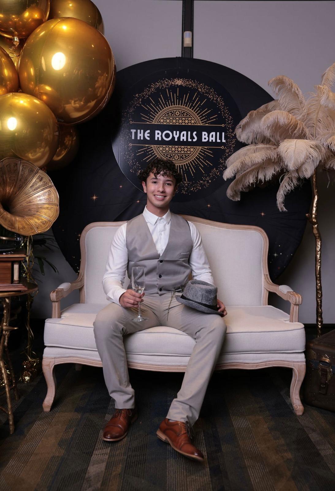 Crown Louis Love Seat