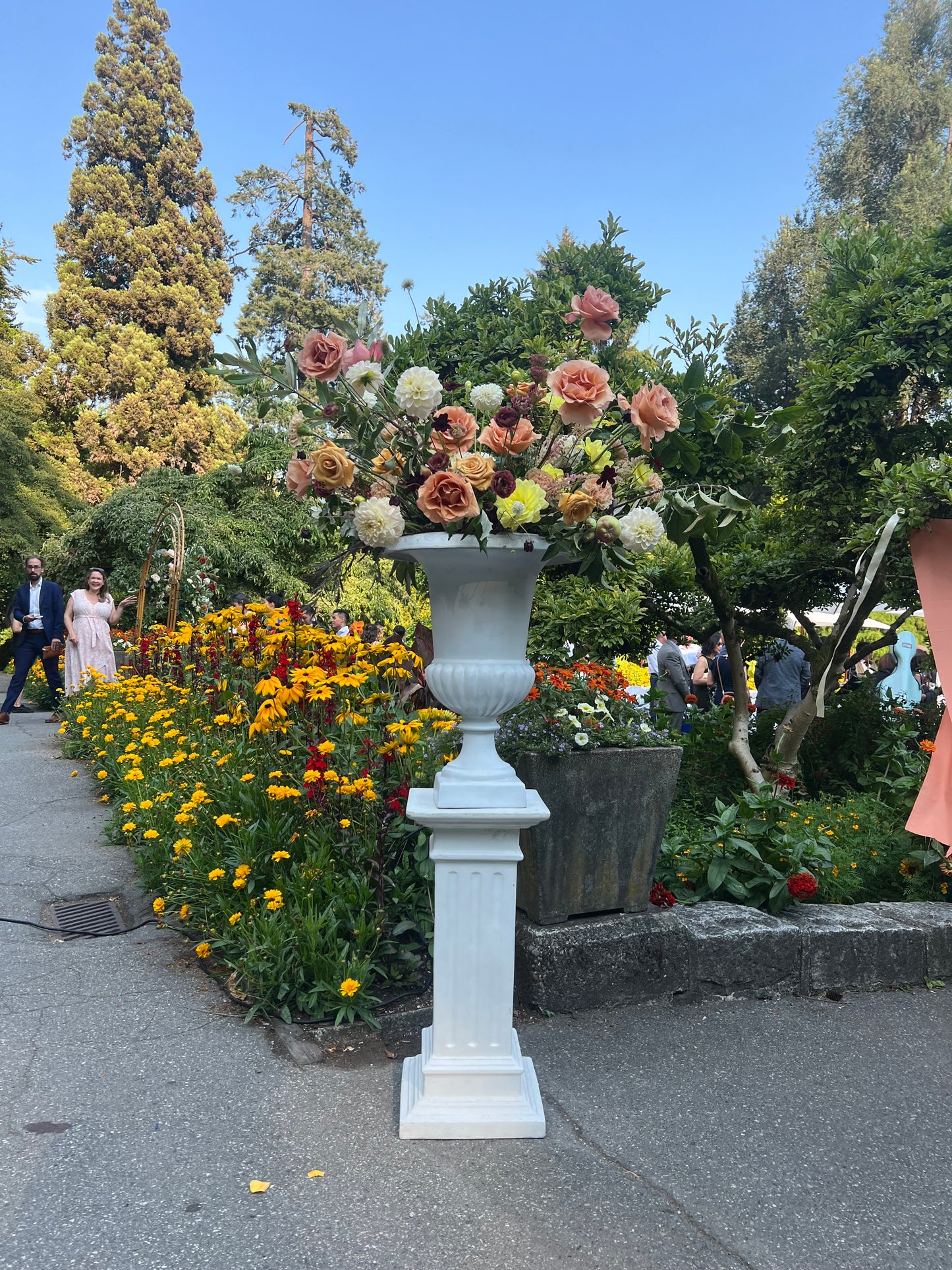 White XXL Pedestal vase